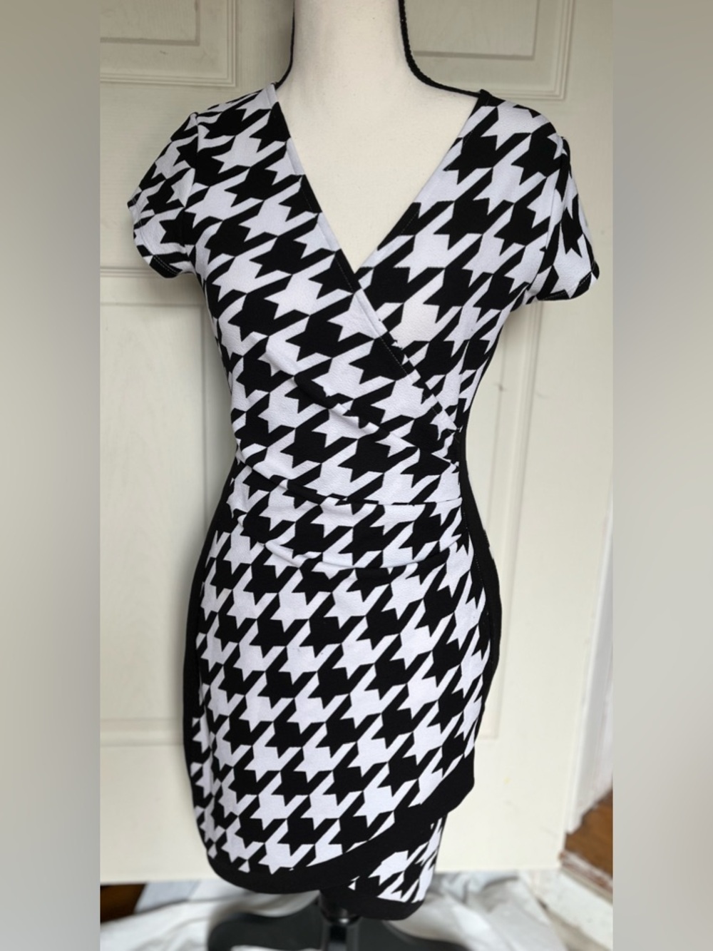 Almost Famous Junior medium black&white bodycon houndstooth dress stretch